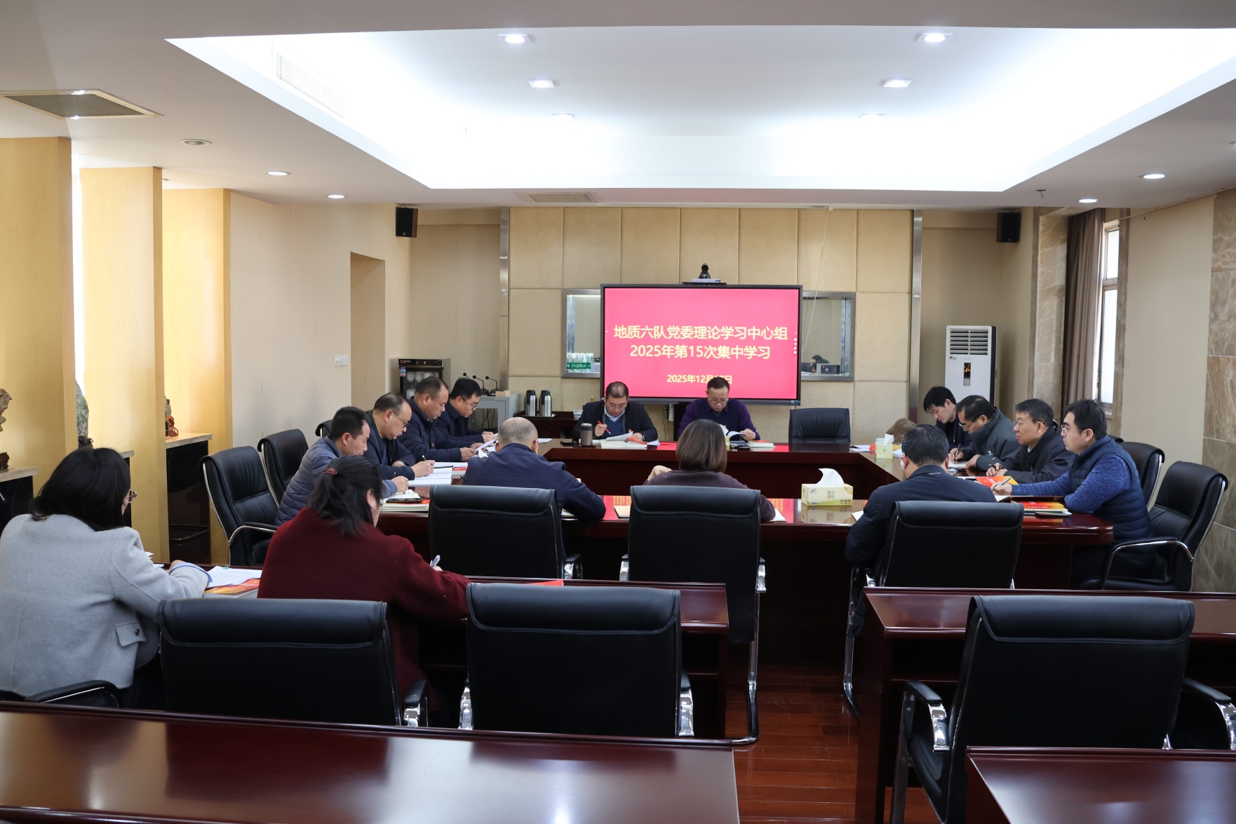 队党委理论学习中心组专题学习党的二十届四中全会精神并研究部署意识形态工作