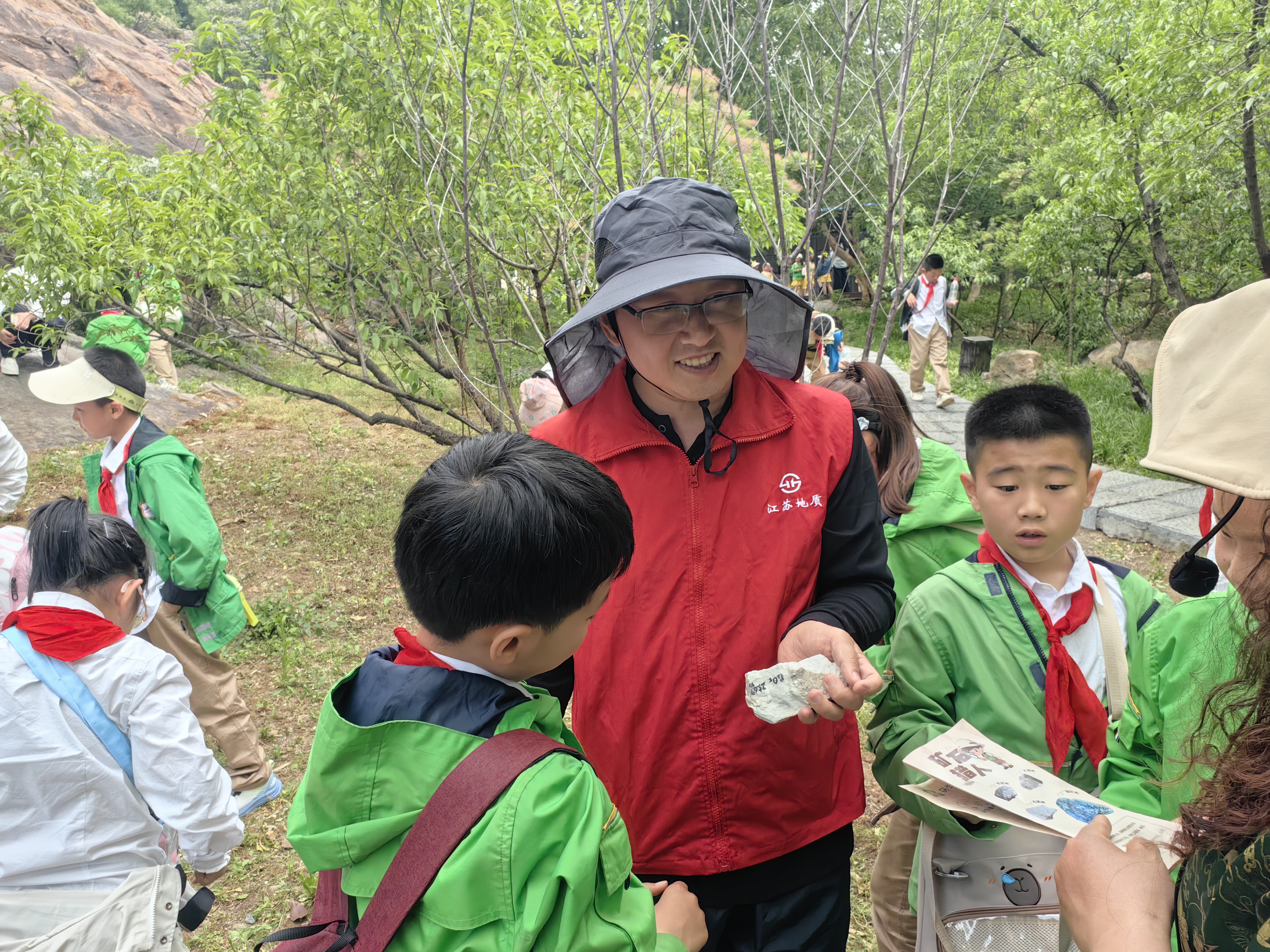 春行自然觅真知 童心逐梦向未来 ——我队联合解放路小学开展十岁成长仪式暨地质科普研学活动