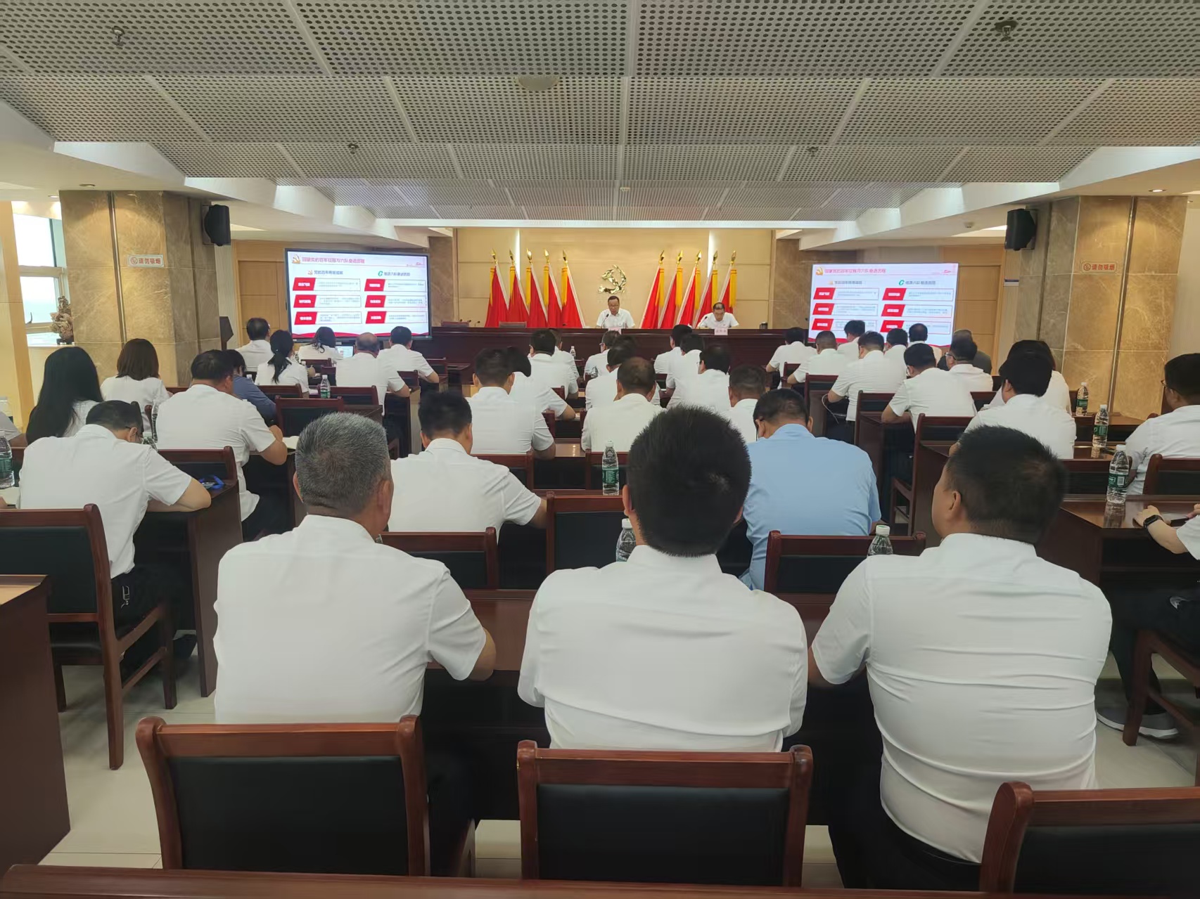 我队举办“两优一先”表彰大会暨树立和践行正确政绩观学习教育专题党课