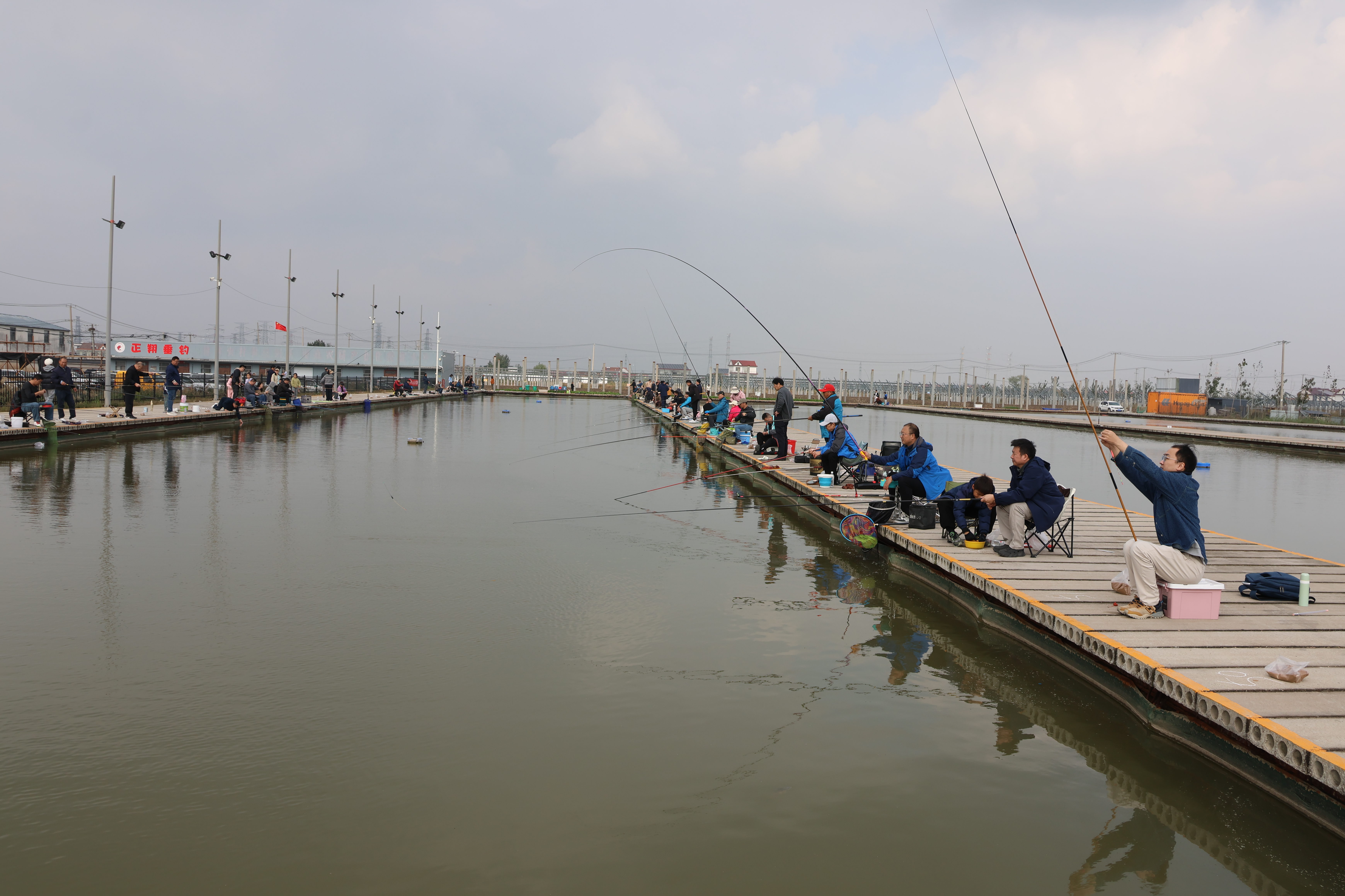 地质六队联合工会组织钓鱼比赛活动