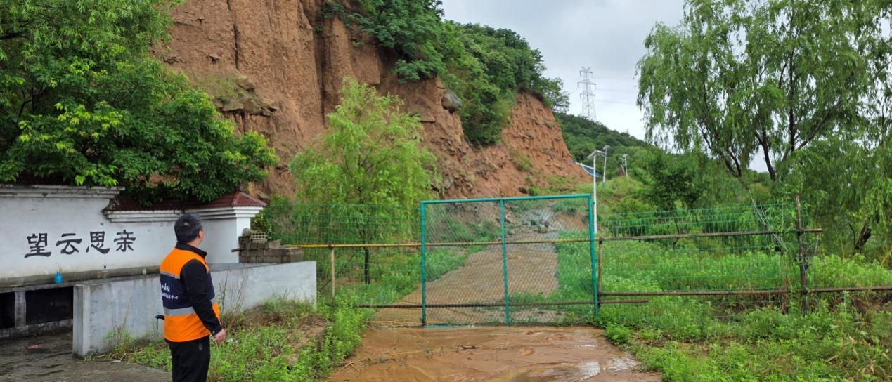 暴雨橙色预警拉响 地灾防线再加固——我队与连云港工勘院联合开展雨后地质灾害巡查